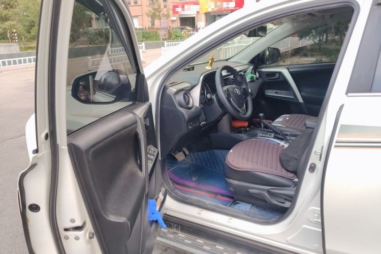 Used Toyota RAV4 2016 2.0L CVT Two-Wheel Drive Fashion Edition China V Standard Driver Seat