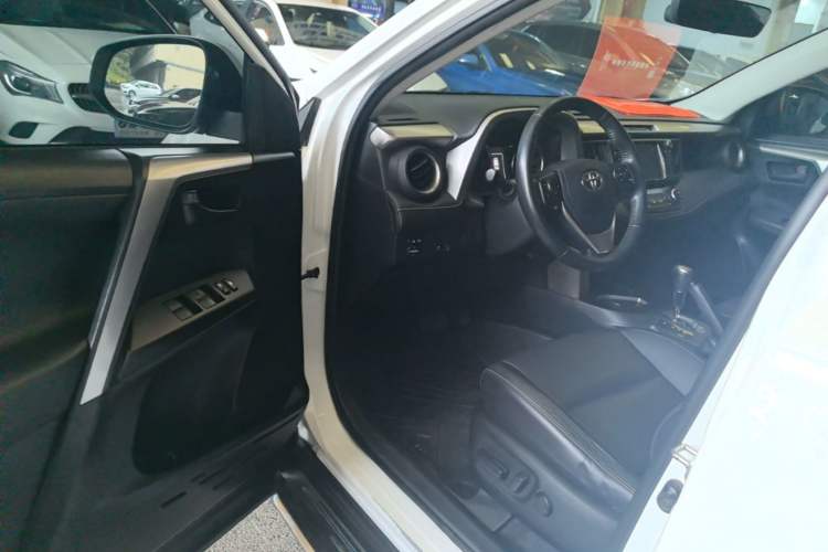 Used Toyota RAV4 2016 2.5L Automatic 4x4 Elite Edition Driver Seat