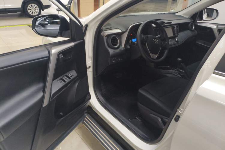 Used Toyota RAV4 2016 2.0L CVT Two-Wheel Drive Comfort Edition China V Standard Driver Seat