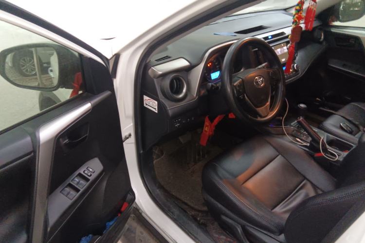 Used Toyota RAV4 2016 2.0L CVT Two-Wheel Drive Fashion Edition China V Standard Driver Seat