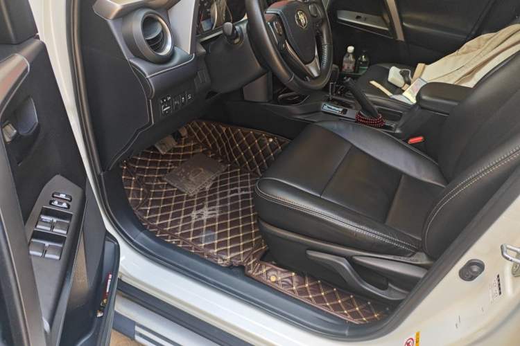 Used Toyota RAV4 2016 2.0L CVT Two-Wheel Drive Fashion Edition China V Standard Driver Seat