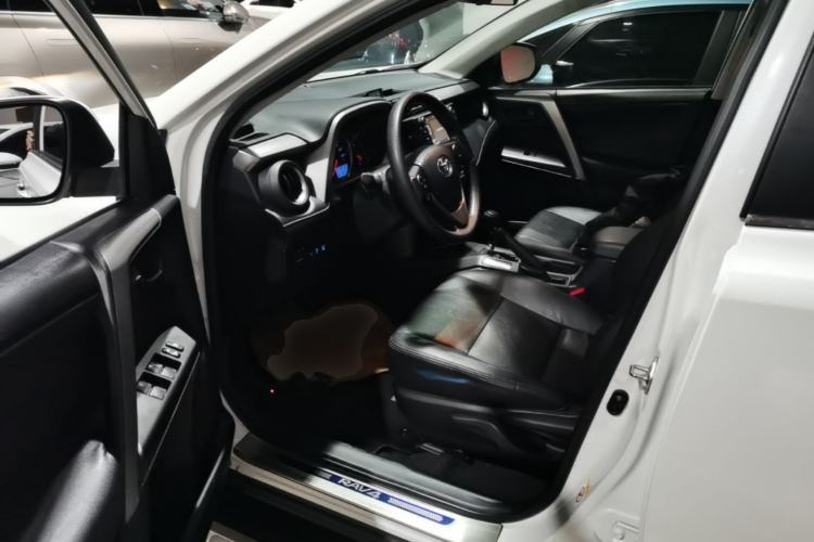 Used Toyota RAV4 2016 2.0L CVT Two-Wheel Drive Fashion Edition China V Standard Driver Seat