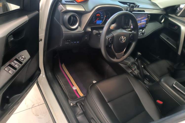 Used Toyota RAV4 2016 2.0L CVT Two-Wheel Drive Fashion Edition China V Standard Driver Seat