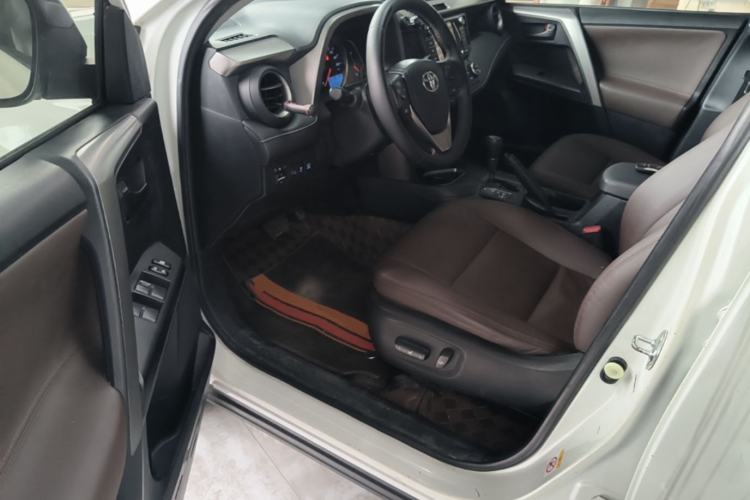 Used Toyota RAV4 2016 2.0L CVT Two-Wheel Drive Fashion Edition China V Standard Driver Seat