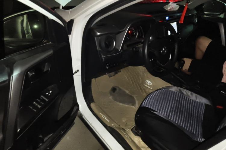 Used Toyota RAV4 2016 2.0L CVT Two-Wheel Drive Fashion Edition China V Standard Driver Seat