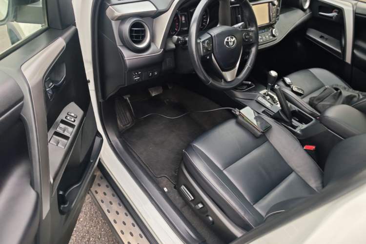 Used Toyota RAV4 2016 2.0L CVT Two-Wheel Drive Smart Edition China V Standard Driver Seat