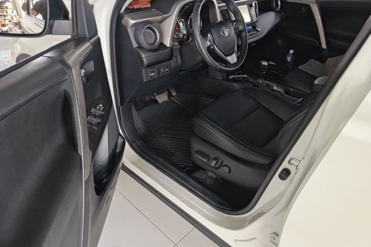 Used Toyota RAV4 2016 2.5L Automatic 4x4 Elite Edition Driver Seat