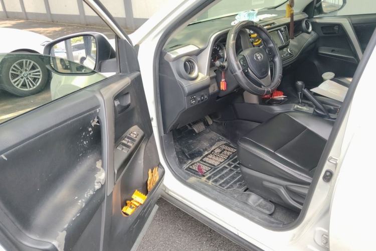 Used Toyota RAV4 2016 2.0L CVT Two-Wheel Drive Fashion Edition China V Standard Driver Seat