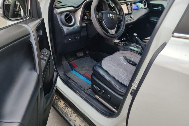 Used Toyota RAV4 2016 2.0L CVT 4x4 New Edition China V Standard Driver Seat