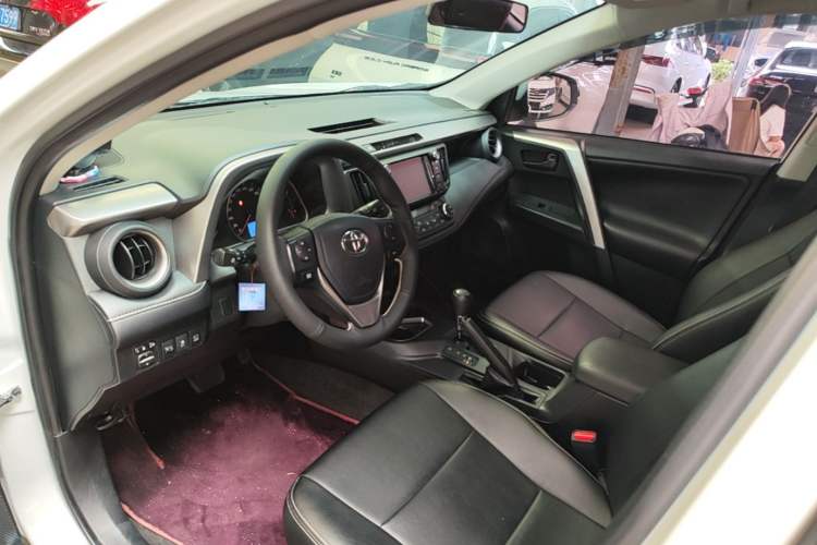 Used Toyota RAV4 2016 2.0L CVT Two-Wheel Drive Fashion Edition China V Standard Driver Seat