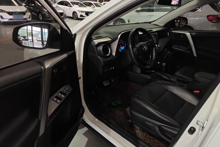 Used Toyota RAV4 2016 2.0L CVT Two-Wheel Drive Fashion Edition China V Standard Driver Seat