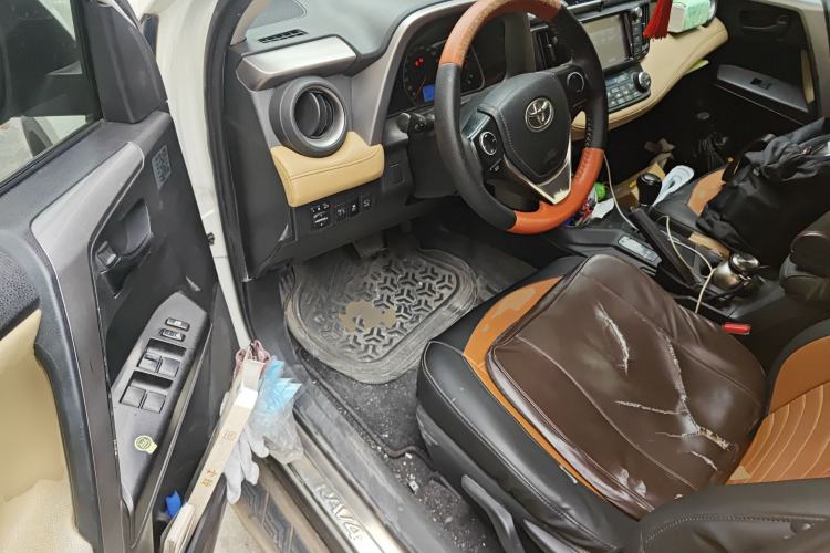 Used Toyota RAV4 2016 2.0L CVT Two-Wheel Drive Fashion Edition China V Standard Driver Seat
