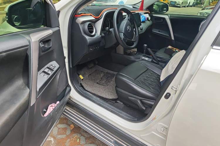 Used Toyota RAV4 2016 2.0L CVT Two-Wheel Drive Comfort Edition China V Standard Driver Seat
