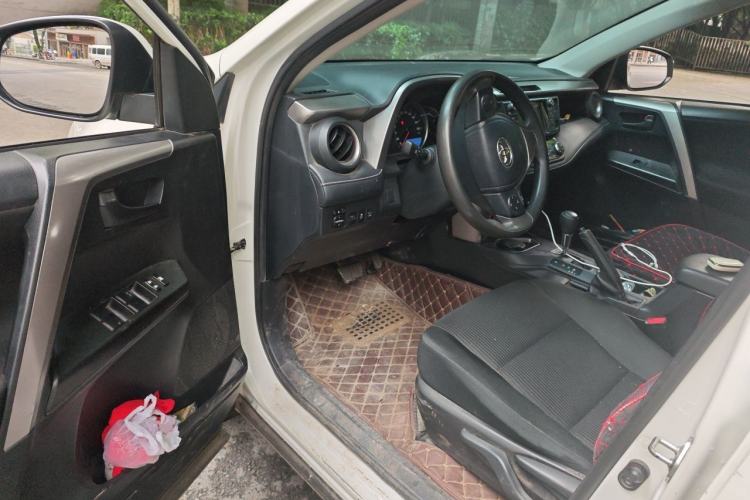 Used Toyota RAV4 2016 2.0L CVT Two-Wheel Drive Fashion Edition China V Standard Driver Seat