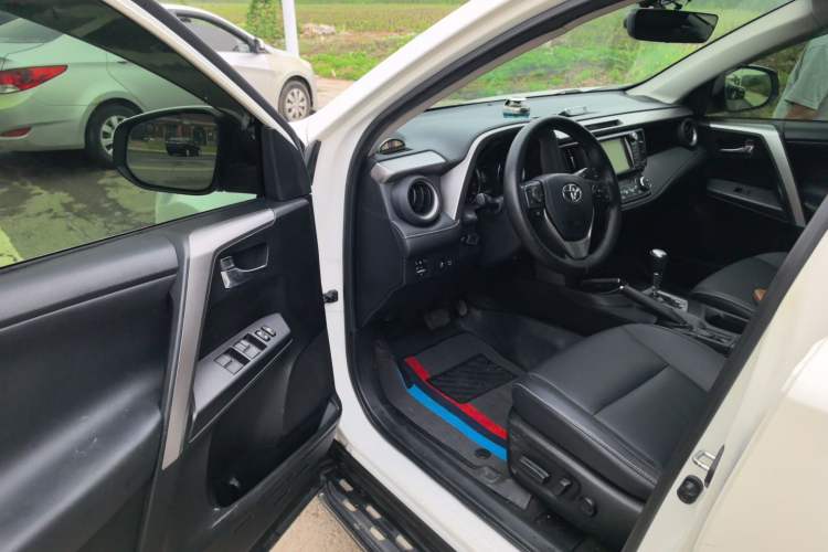 Used Toyota RAV4 2016 2.0L CVT 4x4 New Edition China V Standard Driver Seat