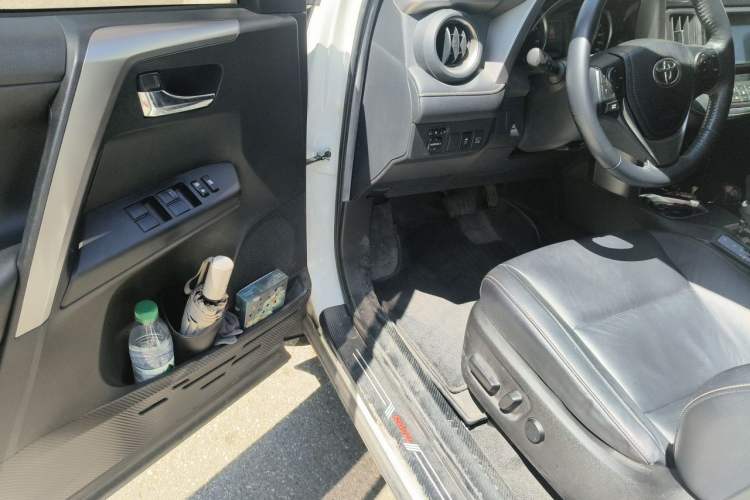 Used Toyota RAV4 2016 2.0L CVT Two-Wheel Drive Smart Edition China V Standard Driver Seat