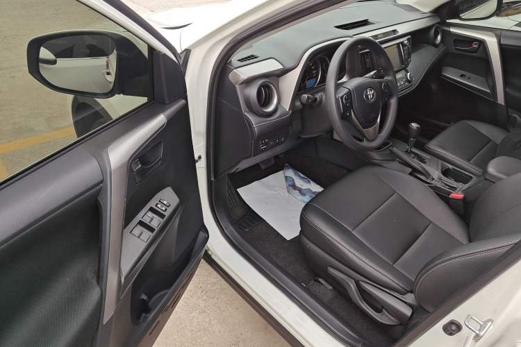 Used Toyota RAV4 2016 2.0L CVT Two-Wheel Drive Fashion Edition China V Standard Driver Seat