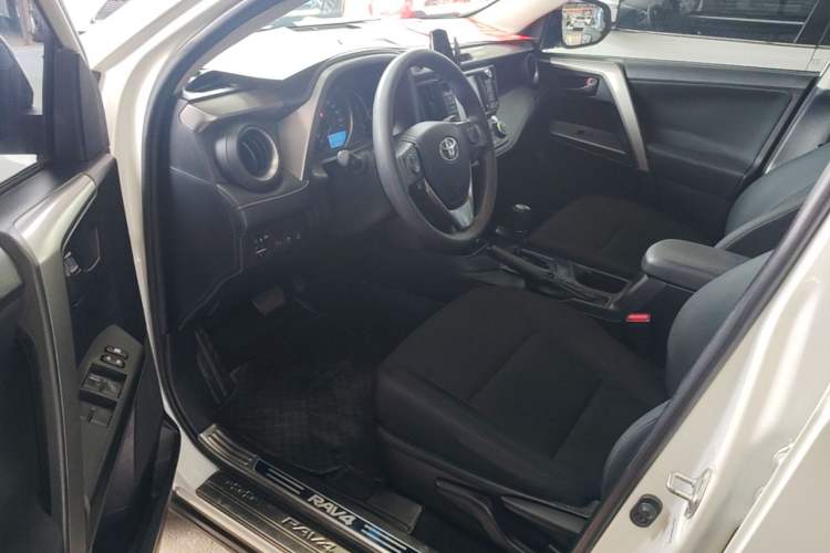 Used Toyota RAV4 2016 2.0L CVT Two-Wheel Drive Fashion Edition China V Standard Driver Seat