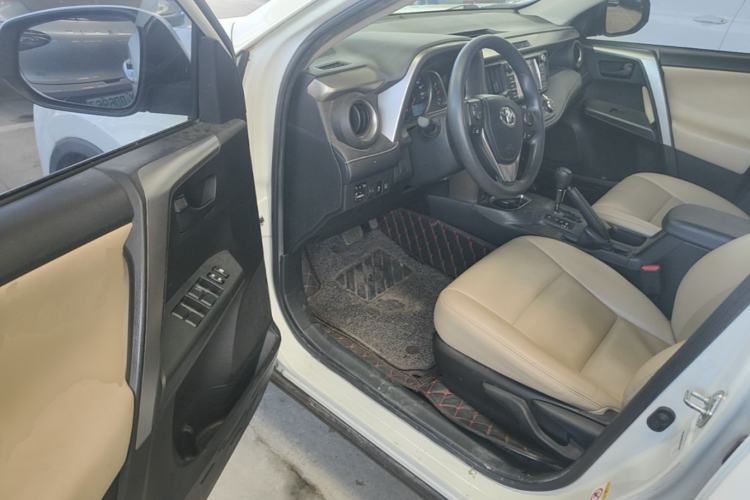 Used Toyota RAV4 2016 2.0L CVT Two-Wheel Drive Fashion Edition China V Standard Driver Seat