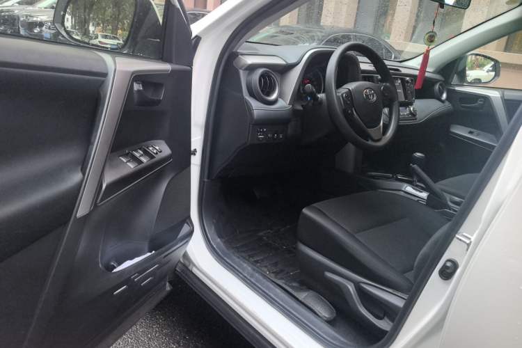 Used Toyota RAV4 2016 2.0L CVT Two-Wheel Drive Comfort Edition China V Standard Driver Seat