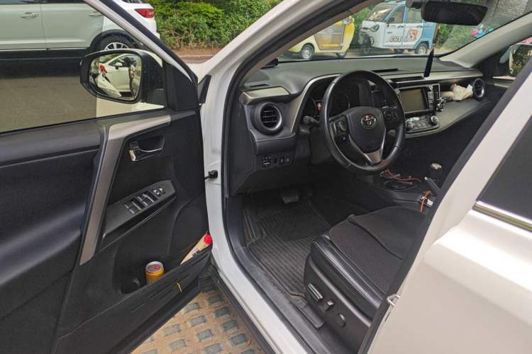 Used Toyota RAV4 2016 2.0L CVT Two-Wheel Drive Smart Edition China V Standard Driver Seat