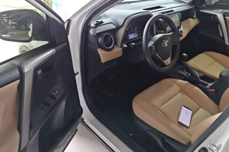 Used Toyota RAV4 2016 2.0L CVT Two-Wheel Drive Urban Edition China V Standard Driver Seat