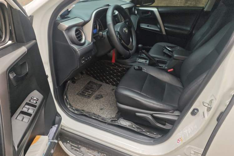 Used Toyota RAV4 2016 2.0L CVT Two-Wheel Drive Fashion Edition China V Standard Driver Seat