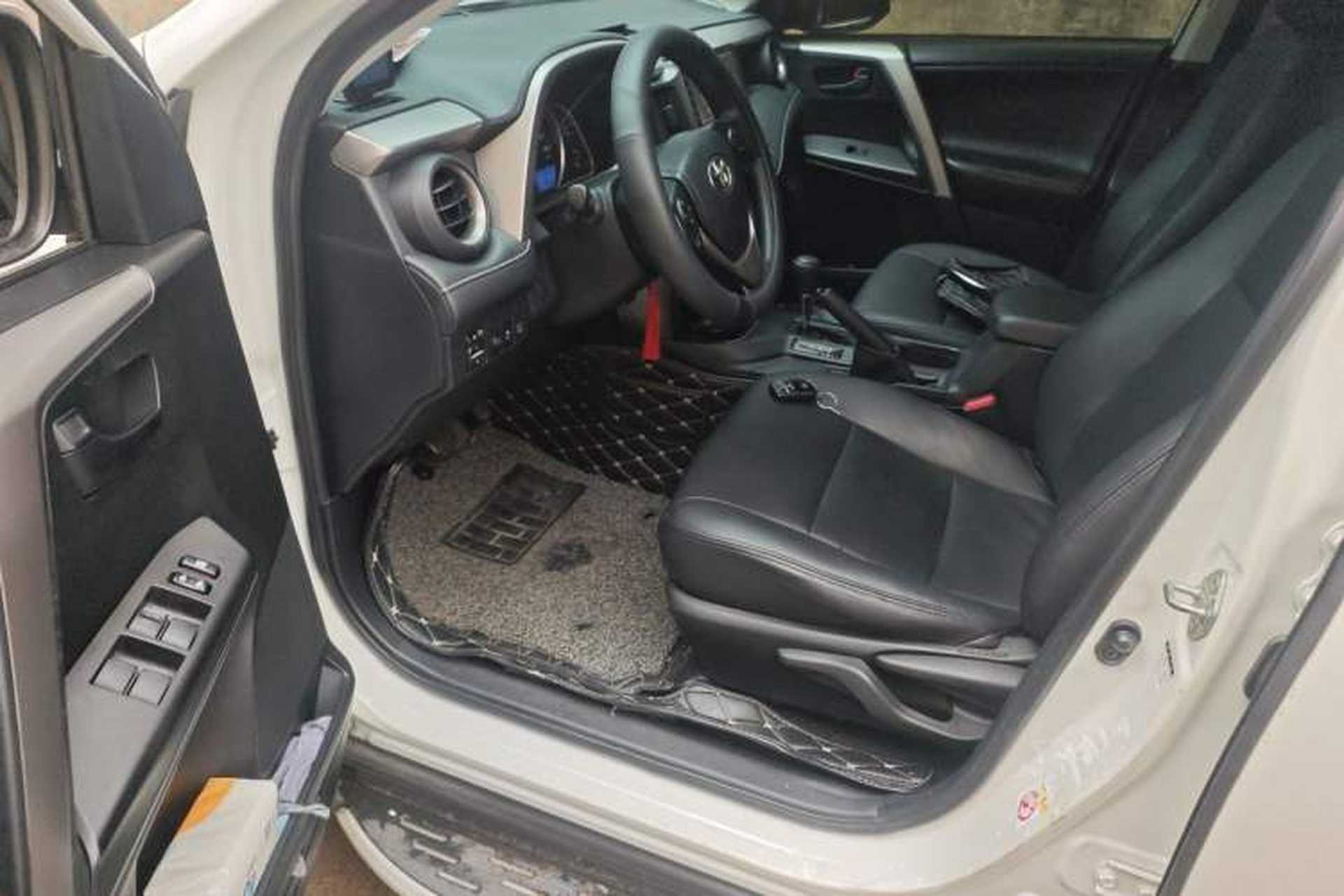 Used Toyota RAV4 2016 2.0L CVT Two-Wheel Drive Fashion Edition China V Standard Driver Seat