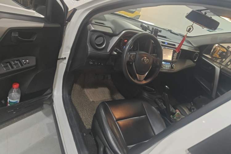 Used Toyota RAV4 2016 2.0L CVT Two-Wheel Drive Fashion Edition China V Standard Driver Seat