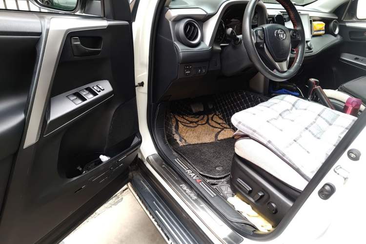 Used Toyota RAV4 2016 2.5L Automatic 4x4 Elite Edition Driver Seat