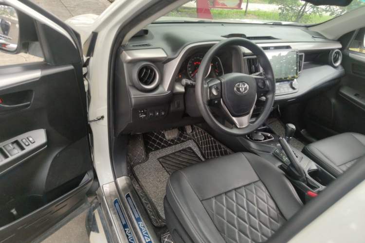 Used Toyota RAV4 2016 2.0L CVT Two-Wheel Drive Fashion Edition China V Standard Driver Seat