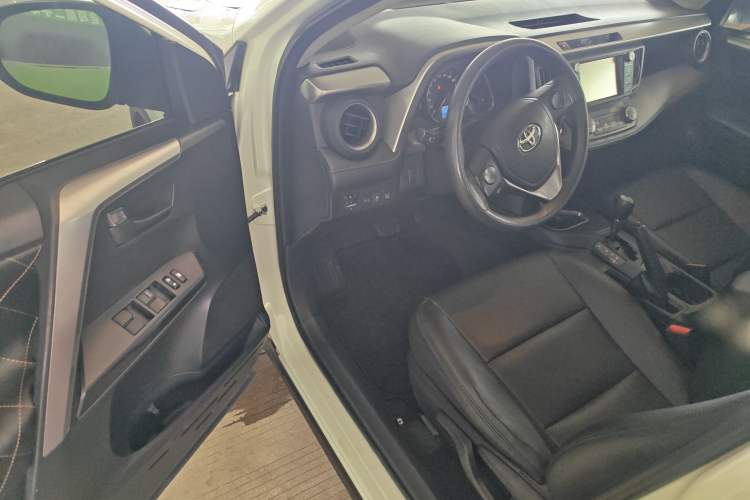 Used Toyota RAV4 2016 2.0L CVT Two-Wheel Drive Fashion Edition China V Standard Driver Seat