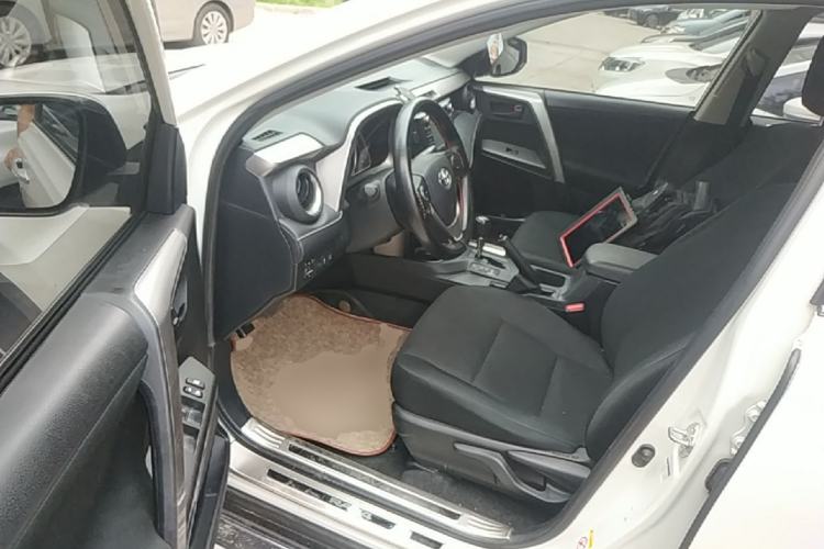 Used Toyota RAV4 2016 2.0L CVT Two-Wheel Drive Fashion Edition China V Standard Driver Seat