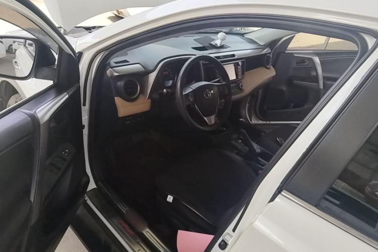 Used Toyota RAV4 2016 2.0L CVT Two-Wheel Drive Fashion Edition China V Standard Driver Seat