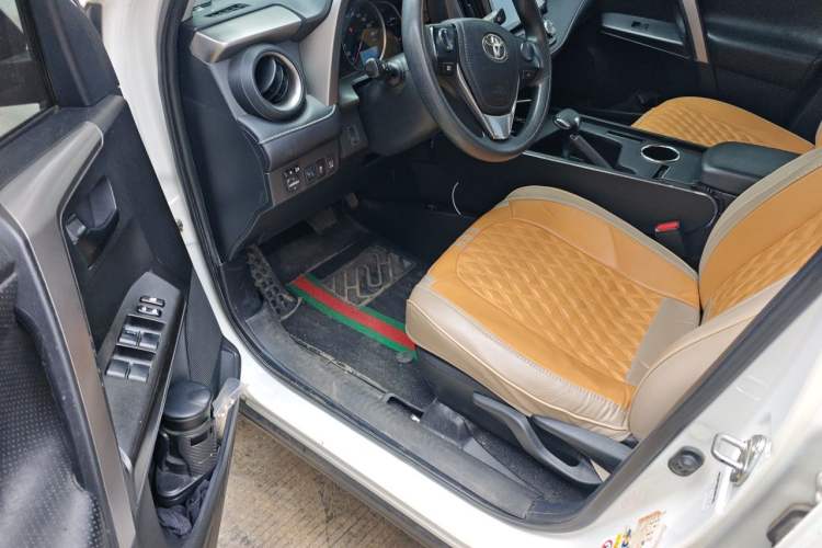 Used Toyota RAV4 2016 2.0L CVT Two-Wheel Drive Fashion Edition China V Standard Driver Seat