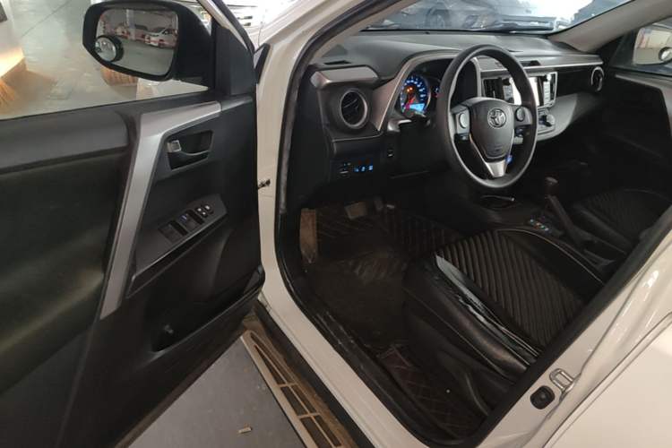 Used Toyota RAV4 2016 2.0L CVT Two-Wheel Drive Fashion Edition China V Standard Driver Seat