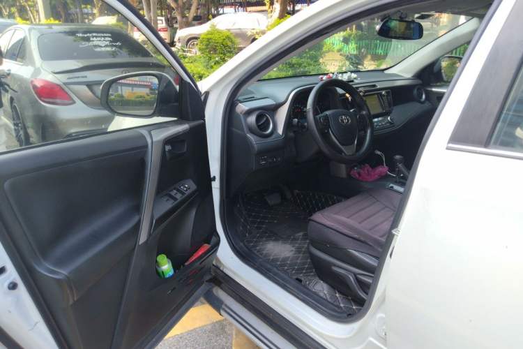 Used Toyota RAV4 2016 2.0L CVT Two-Wheel Drive Fashion Edition China V Standard Driver Seat