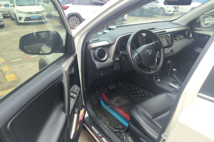 Used Toyota RAV4 2016 2.0L CVT Two-Wheel Drive Fashion Edition China V Standard Driver Seat