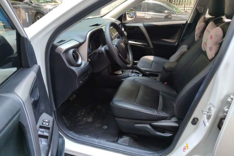 Used Toyota RAV4 2016 2.0L CVT Two-Wheel Drive Fashion Edition China V Standard Driver Seat