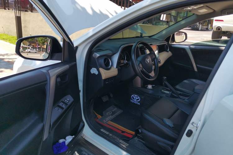 Used Toyota RAV4 2016 2.0L CVT Two-Wheel Drive Urban Edition China V Standard Driver Seat