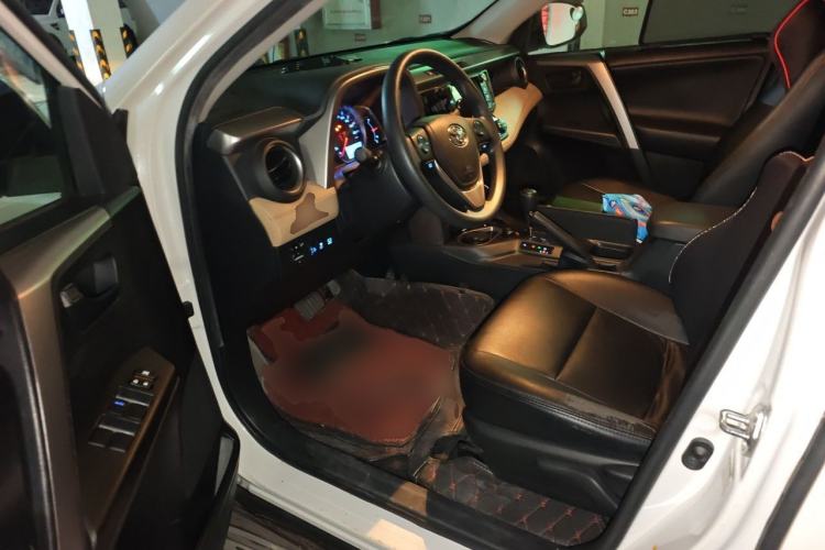 Used Toyota RAV4 2016 2.0L CVT Two-Wheel Drive Fashion Edition China V Standard Driver Seat