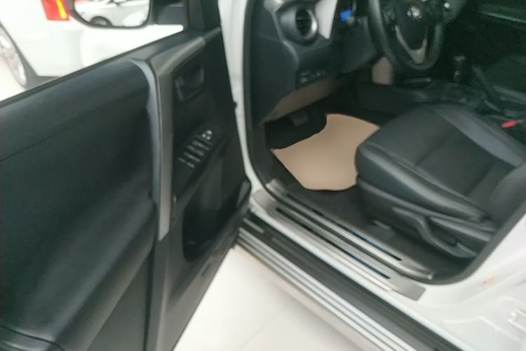 Used Toyota RAV4 2016 2.0L CVT Two-Wheel Drive Fashion Edition China V Standard Driver Seat