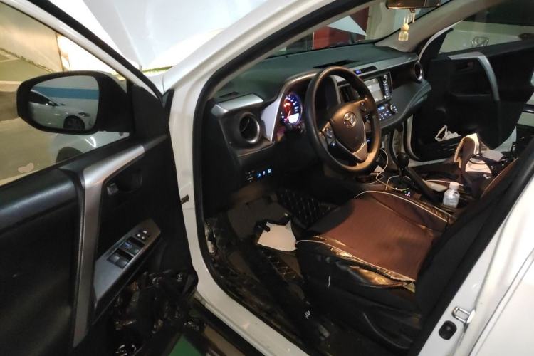 Used Toyota RAV4 2016 2.0L CVT Two-Wheel Drive Fashion Edition China V Standard Driver Seat