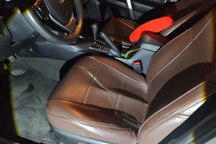 Used Toyota RAV4 2016 2.0L CVT Two-Wheel Drive Fashion Edition China V Standard Driver Seat