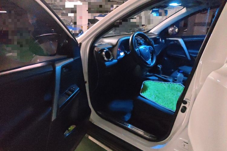 Used Toyota RAV4 2016 2.0L CVT Two-Wheel Drive Fashion Edition China V Standard Driver Seat