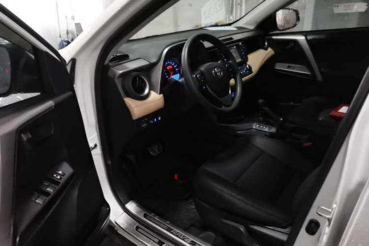 Used Toyota RAV4 2016 2.0L CVT Two-Wheel Drive Fashion Edition China V Standard Driver Seat