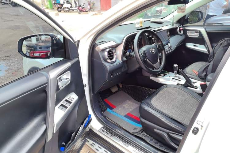 Used Toyota RAV4 2016 2.0L CVT Two-Wheel Drive Fashion Edition China V Standard Driver Seat