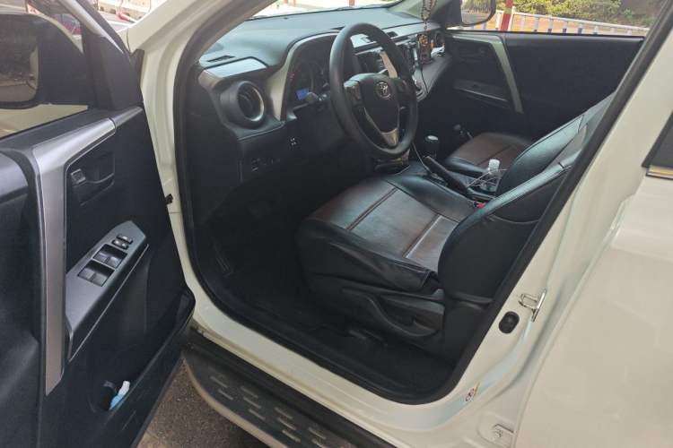 Used Toyota RAV4 2016 2.0L CVT Two-Wheel Drive Fashion Edition China V Standard Driver Seat