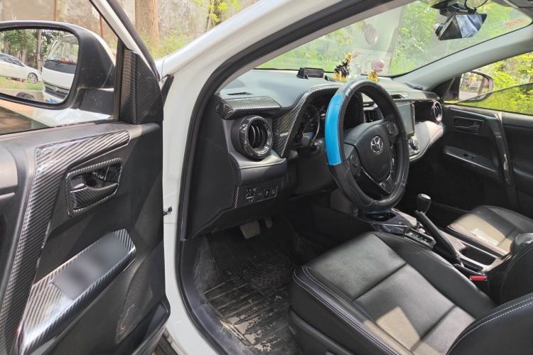 Used Toyota RAV4 2016 2.0L CVT Two-Wheel Drive Fashion Edition China V Standard Driver Seat