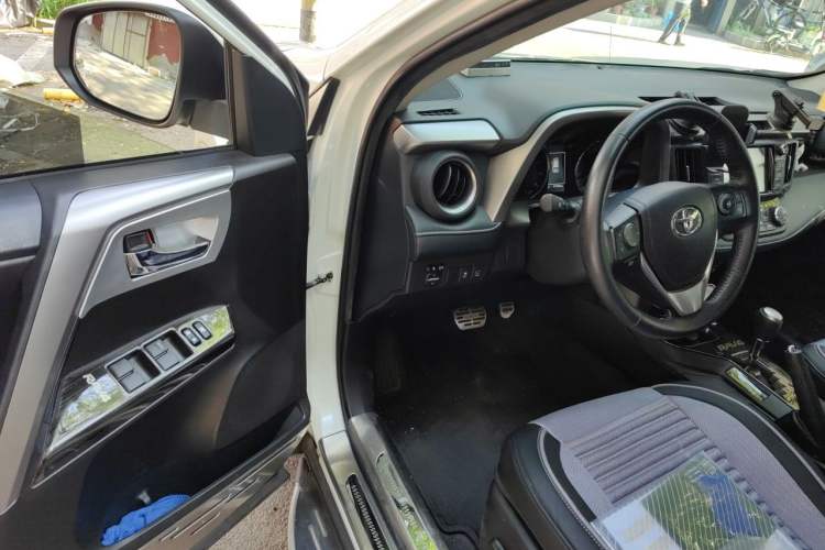 Used Toyota RAV4 2016 2.0L CVT 4x4 New Edition China V Standard Driver Seat